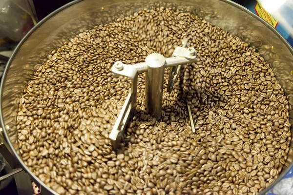 Refroidit torréfié grains de café dans torréfaction machine fermer — Photo
