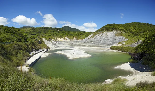 Liuhuanggu sirné jezero, yangmingshan národní park, taipei, taiw — Stock fotografie