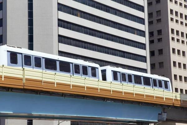 Tren funciona en Evelated Metro Railway, Taipei — Foto de Stock