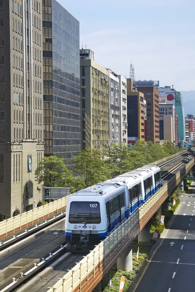 Train runs on Evelated Metro Railway, Taipei — стоковое фото