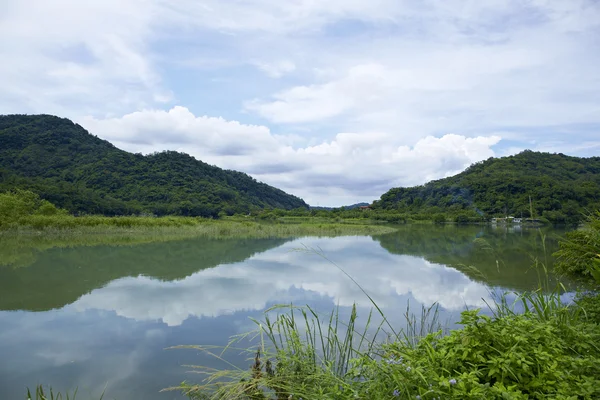 Sjön och skyline syn Visa, taipei, taiwan — Stockfoto