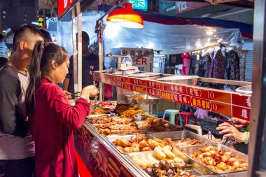 liuhe gece pazarı, kaohsiung, Tayvan, Mayıs, 4, 2013: müşteriler
