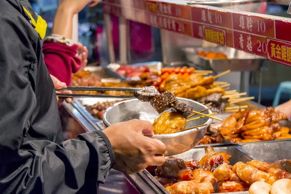 Liuhe Night Market, Kaohsiung, Taiwan, May, 4th, 2013: Lou mei f — стоковое фото