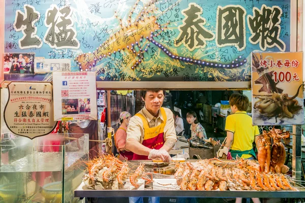 Mercado noturno de Liuhe, Kaohsiung, Taiwan, 4 de maio de 2013: Pessoas com — Fotografia de Stock