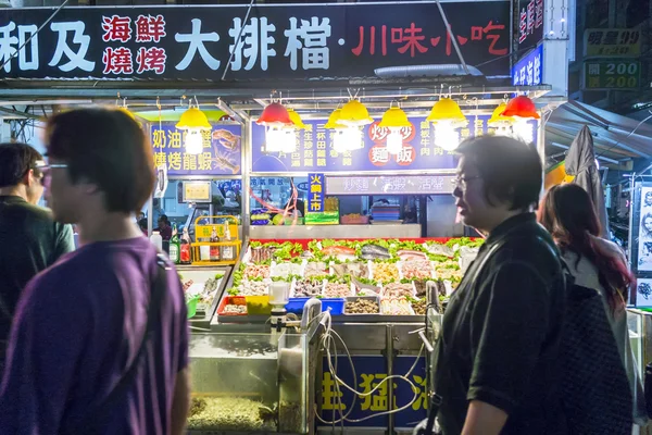 Mercado noturno de Liuhe, Kaohsiung, Taiwan, 4 de maio de 2013: Pessoas com — Fotografia de Stock