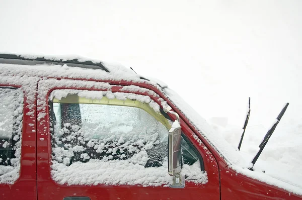 Snö täcker på bilens fönster som snöat väder Stockbild