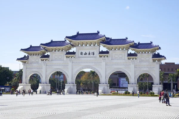 Taipei, taiwan, 12 februari, 2012:archway ingången till c.k.s memorial hall med människor — Stockfoto