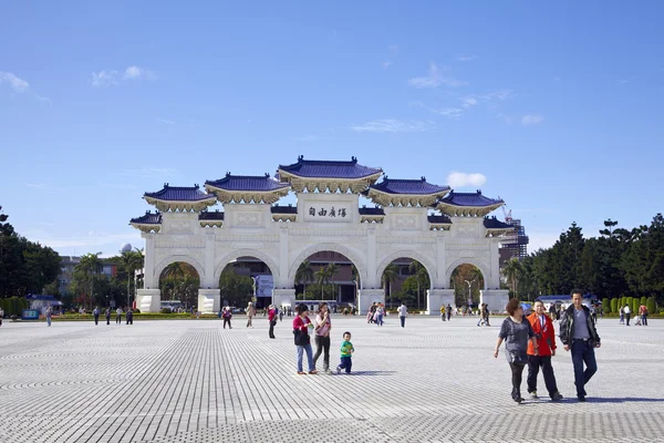 Taipei,Taiwan, February, 12th, 2012:archway entrance of C.K.S Memorial Hall with people — Stock Photo, Image