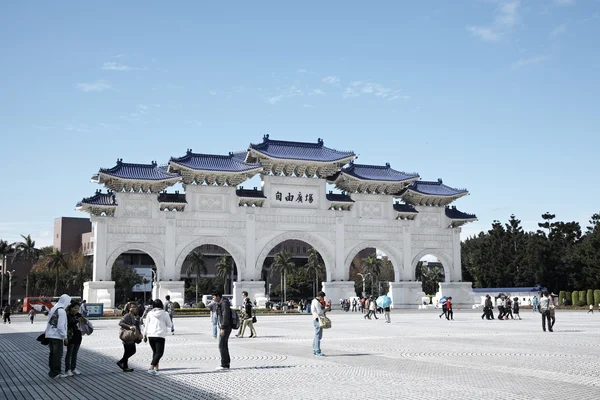 Taipei,Taiwan, February, 12th, 2012:Archway entrance of C.K.S Memorial Hall with people — Stock Photo, Image