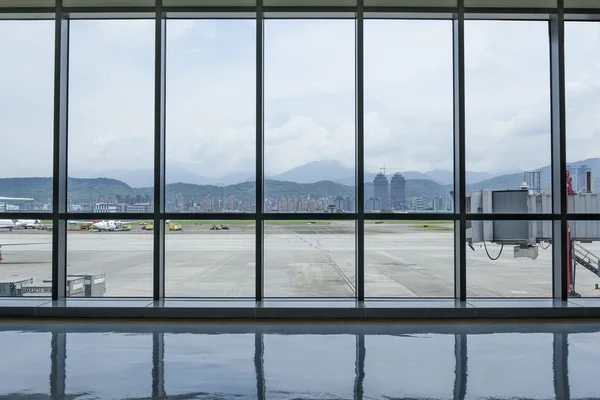 Taipei Songshan Aeroporto Terminal vista interior com exterior — Fotografia de Stock