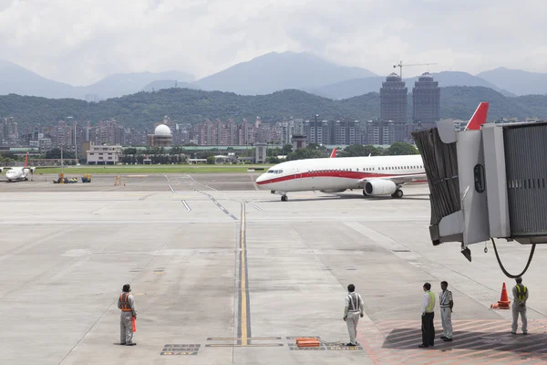 Airport ground service await aircraft approaching with jet brid — Stock Photo, Image