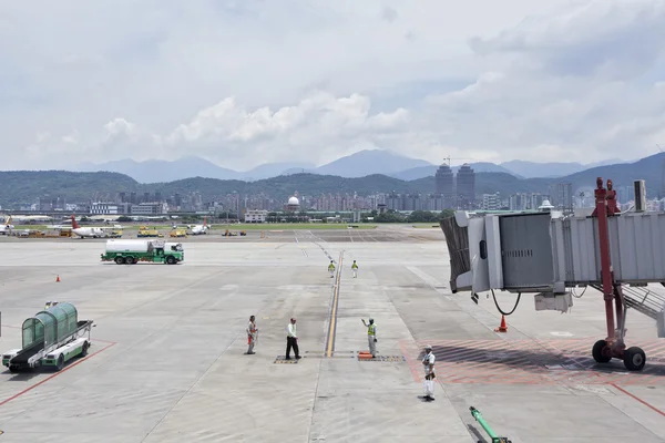 Il servizio a terra dell'aeroporto attende gli aerei in avvicinamento con jet ibrido — Foto Stock