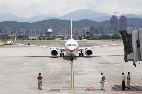 Il servizio a terra dell'aeroporto attende gli aerei in avvicinamento con jet ibrido — Foto Stock