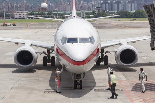 Letiště pozemní podal operace na asfaltu v taipei songshan — Stock fotografie