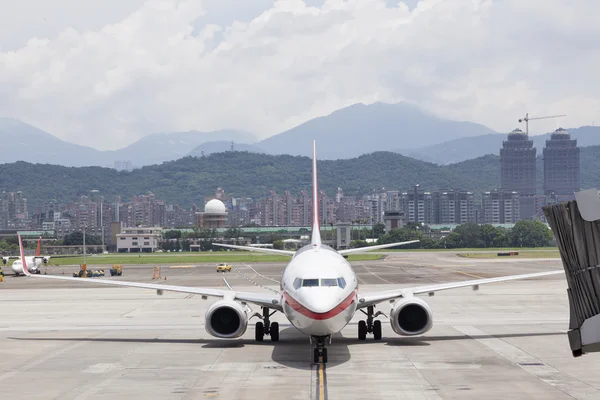 L'approche d'un avion avec jetbridge à l'aéroport de Taipei SongShan — Photo