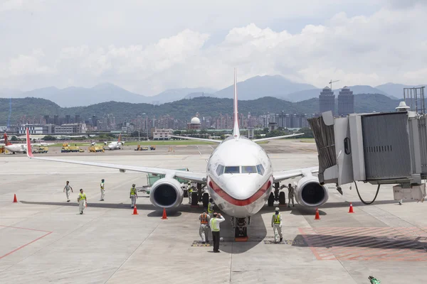 Luchthaven grond inleveren operaties op tarmac in Taipei Songshan — Stockfoto