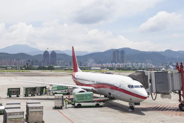 Operazioni di consegna a terra in aeroporto e carico bagagli sulla tarma — Foto Stock