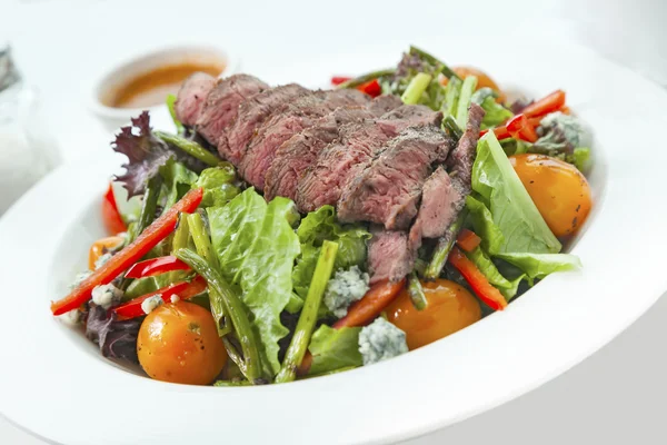 Вегетарианский салат с мясом на столе — стоковое фото