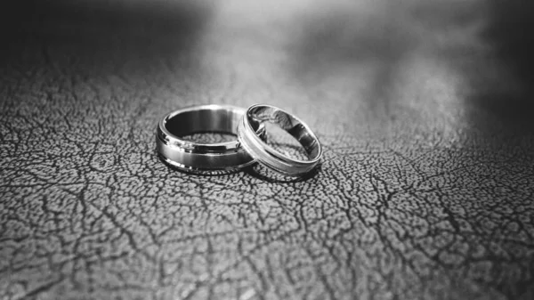 Evlilik Yüzükleri Siyah Beyaz — Stok fotoğraf
