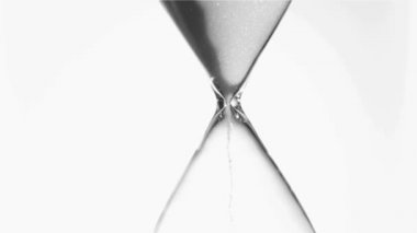 Süper ağır çekim bir yumurta saati üzerinden akan kum