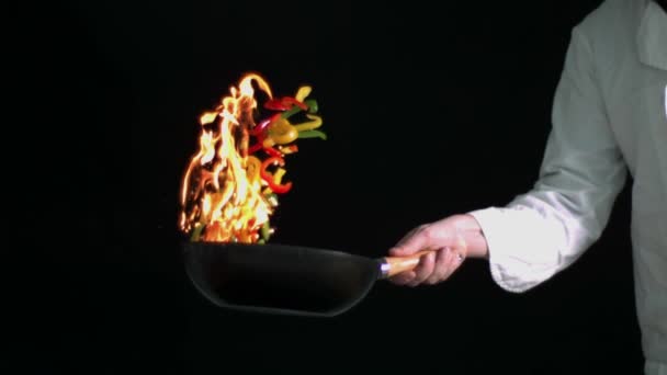 Chef Inflamando Pimentas Frigideira — Vídeo de Stock