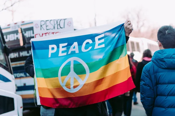 거리에서 평화의 깃발을 보이는 사람을 반대하라 — 스톡 사진