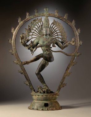 Hindular dansın tanrı heykeline taparlar.