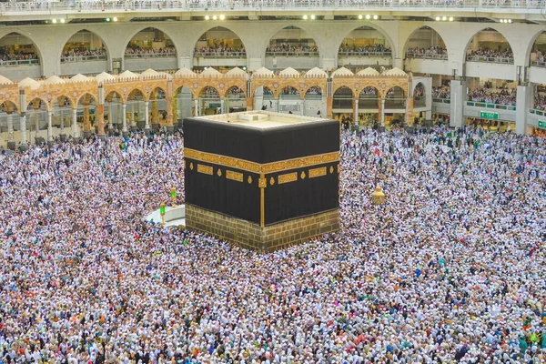 Müslümanlar Mekke Suudi Arabistan 'daki Mescidi Haram' da tawbah yaptılar.