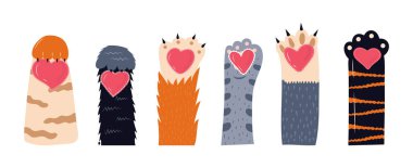 Kalp ve kediler pati vektörü ayarlandı. Elle çizilmiş evcil ayaklar. Yumuşak, güzel, dost canlısı kedi pençeleri açık iş kalbini tutuyor. Evcil hayvanların bacakları..