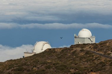 LA PALMA, Kanada Adaları, İspanya - 08 Kasım 2021. La Palma 'nın en yüksek tepesindeki büyük teleskoplar, Cary Adaları