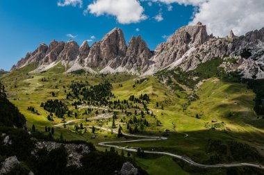 birçok yol önde gelen dağ massifs ile döner.