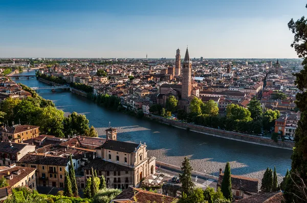 Verona şehri adige Nehri boyunca görünümünü. — Stok fotoğraf