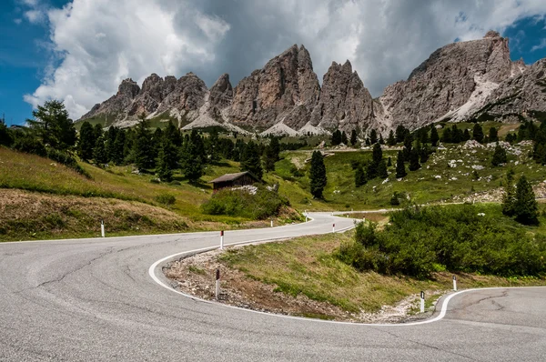 Zicht op de weg in de Dolomieten in de buurt van passo gardena — Stockfoto
