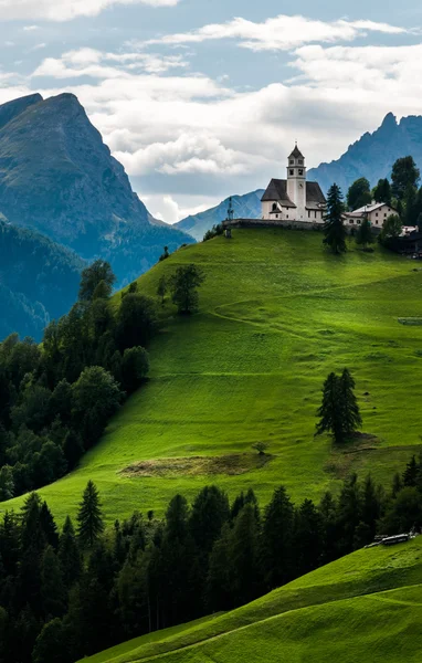 Dağın tepesinde küçük bir kilise. — Stok fotoğraf