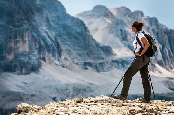 Junge Frau steht auf einer Klippe — Stockfoto