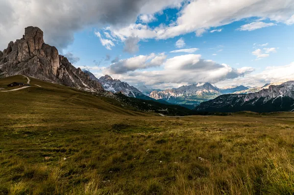 Typical alpine meadow framed by rocky alpine massifs — Stock Photo, Image