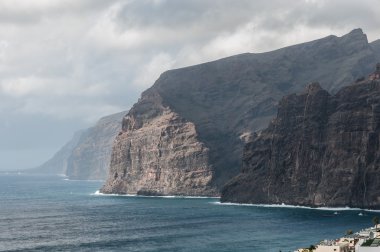 tehlikeli kayalıklar