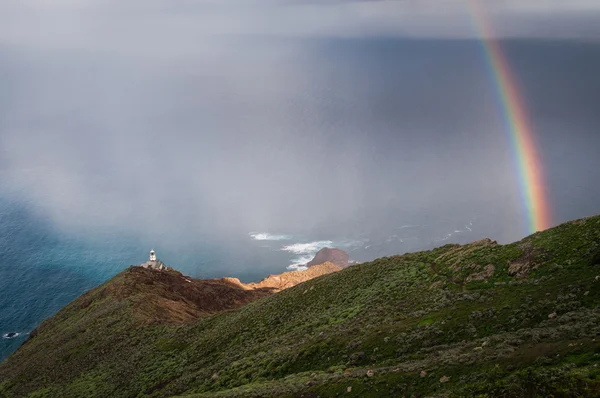 Deniz feneri ve gökkuşağı — Stok fotoğraf