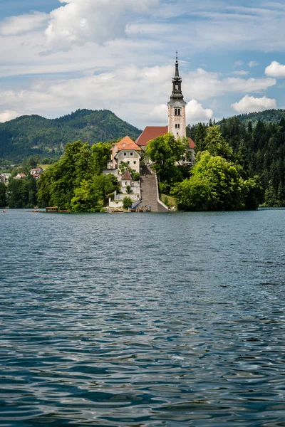 Vertikale Ansicht der Kirche des blutigen Sees, Slowenien. — Stockfoto