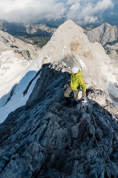 若い女性が山を登る. — ストック写真