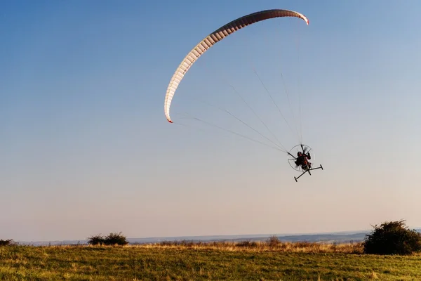 Paraglider nära marken. — Stockfoto
