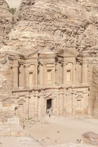 Wysoki świątynia petra, jordan. — Zdjęcie stockowe