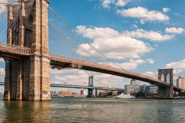 Panoramatic view of Brooklyn Bridge.
