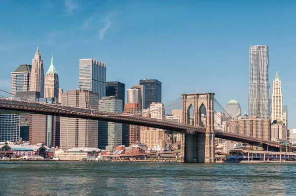 Brooklyn Köprüsü ve manhattan. — Stok fotoğraf