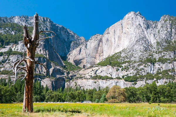 Mountains in Yosemite valley. — Stock Photo, Image