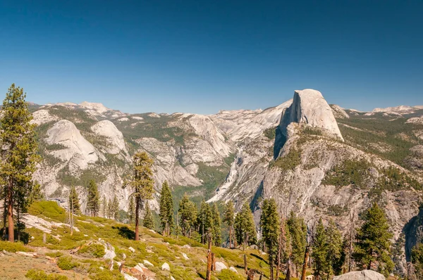 Panorámás kilátás nyílik a Half Dome. — Stock Fotó