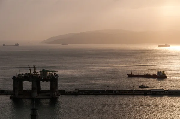 Lastfartyg i gibraltar bay. — Stockfoto