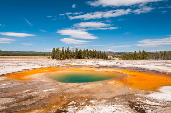 Barevné geotermální povodí. — Stock fotografie