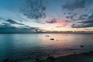 Denizin üzerinde renkli gün batımı