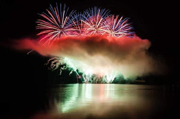 Vuurwerk op het meer. — Stockfoto